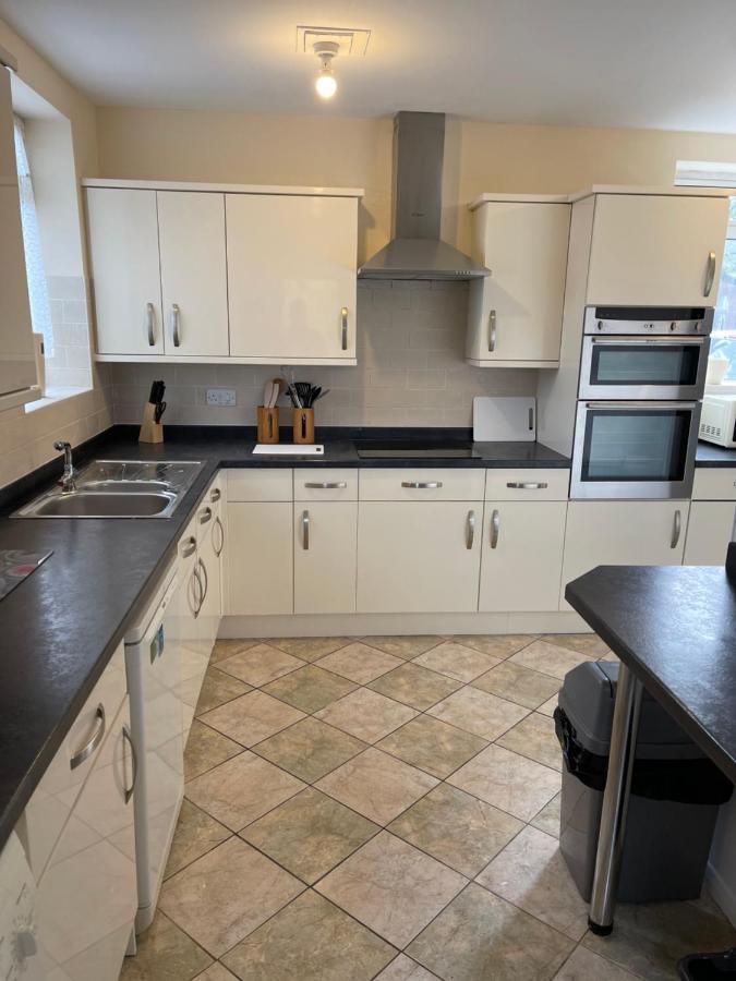 Spacious, Sleeps 17, 3 Bathrooms, Parking, Mansfield Kültér fotó